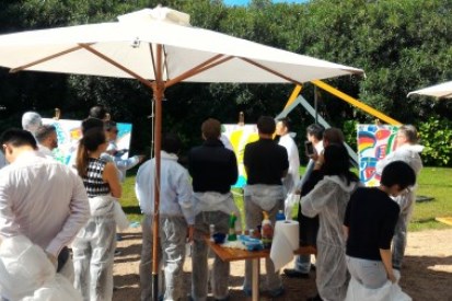 un taun team building divertente, pitturare in teameam building divertente, pitturare in team